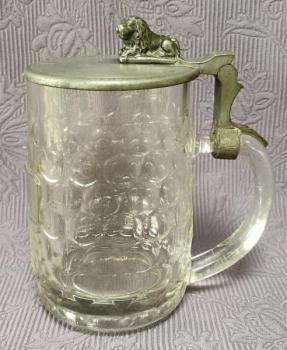 Korbel s cín. montáží, plastika lva  Korbel s cín. montáží, plastika lva