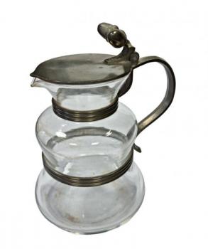 Skleněný džbán  s cínovým víkem se žaludy Skleněný džbán  s cínovým víkem se žaludy